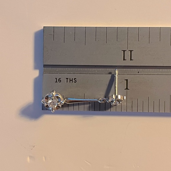 Art Deco 18k White Gold Diamond Drop Earrings - Picture 4 of 6